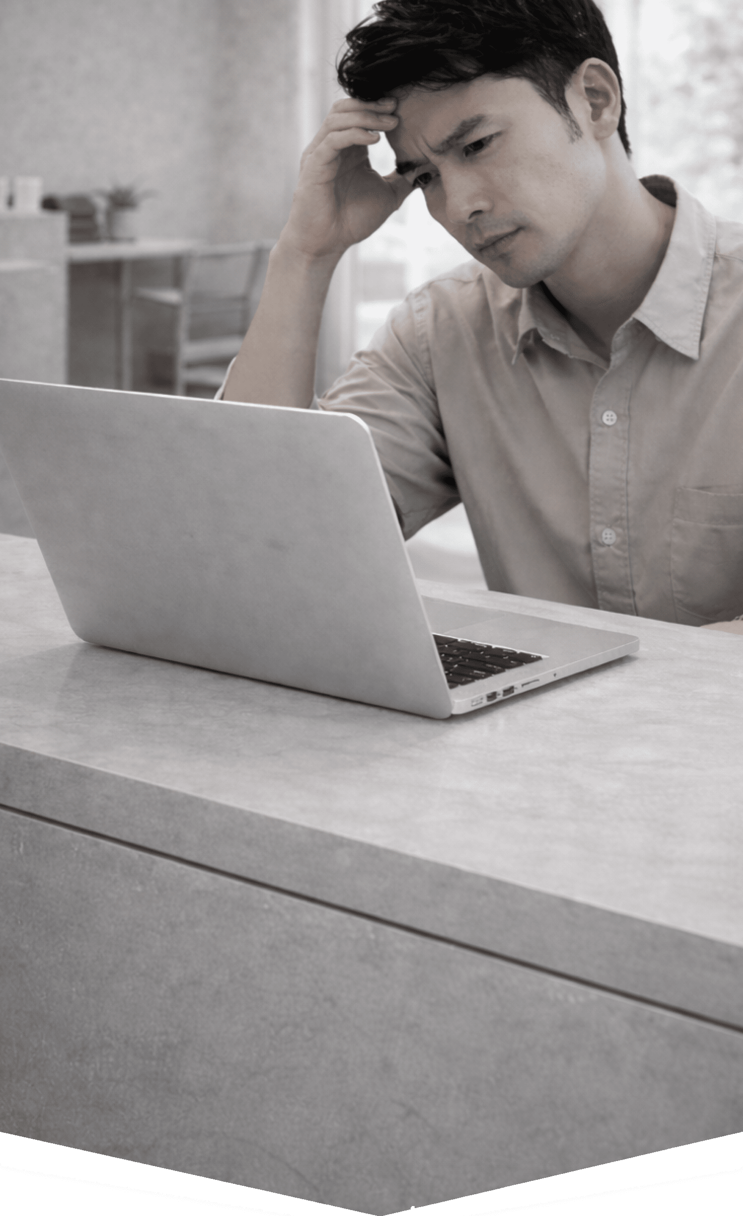 悩む男性の画像